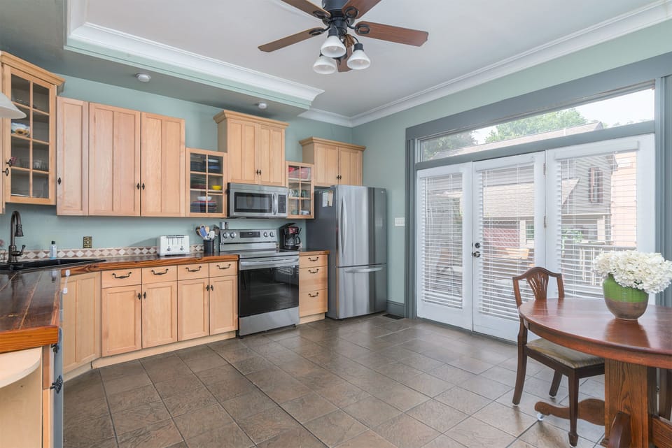 Large kitchen for everyone to congregate over drinks.
