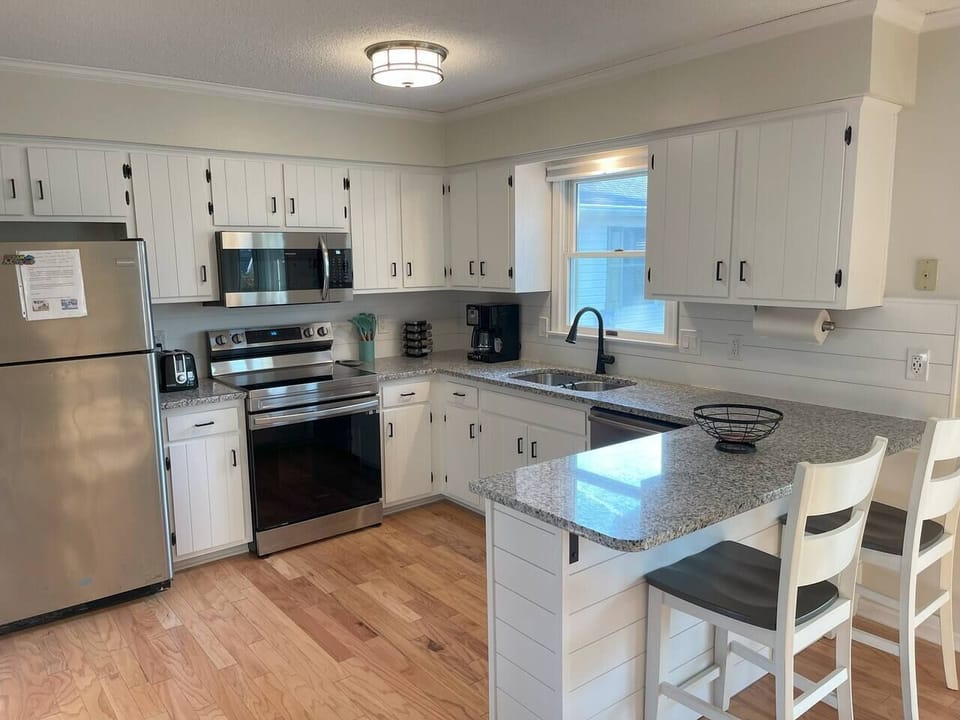 Step up your kitchen game with all stainless steel appliances! Upgrade your space and host the perfect dinner party with confidence. #stainlesssteelappliances #dinnerpartyready