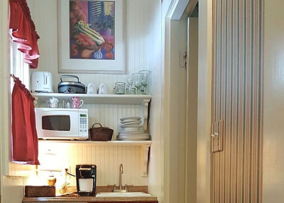 Well funished kitchenette with fridge