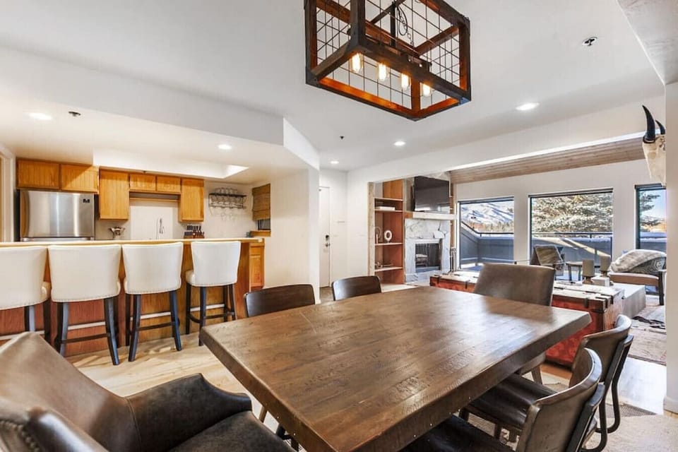 Dining Area with Seating for Six and Breakfast Bar that Seats Four