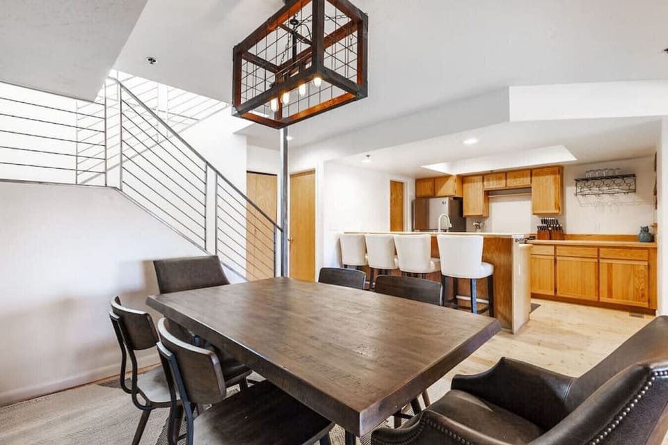 Dining Area with Seating for Six and Breakfast Bar that Seats Four
