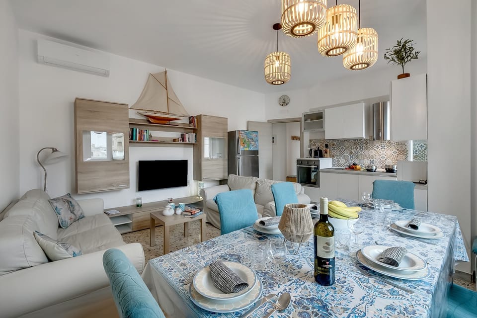 Family Apartment, Multiple Bedrooms, Refrigerator & Microwave (Casa Pepitas apt sea front Monopoli) | Living area | 21-inch TV with digital channels