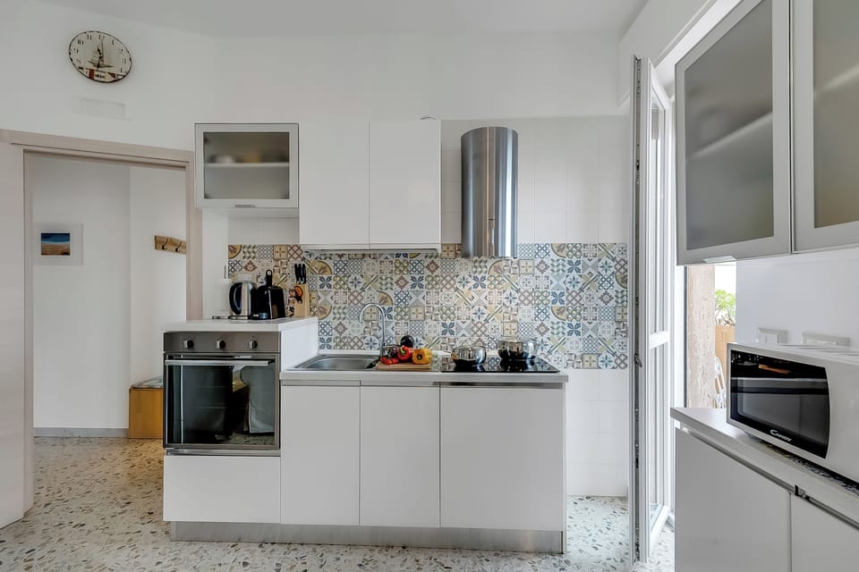 Family Apartment, Multiple Bedrooms, Refrigerator & Microwave (Casa Pepitas apt sea front Monopoli) | Private kitchen | Fridge, microwave, oven, dishwasher