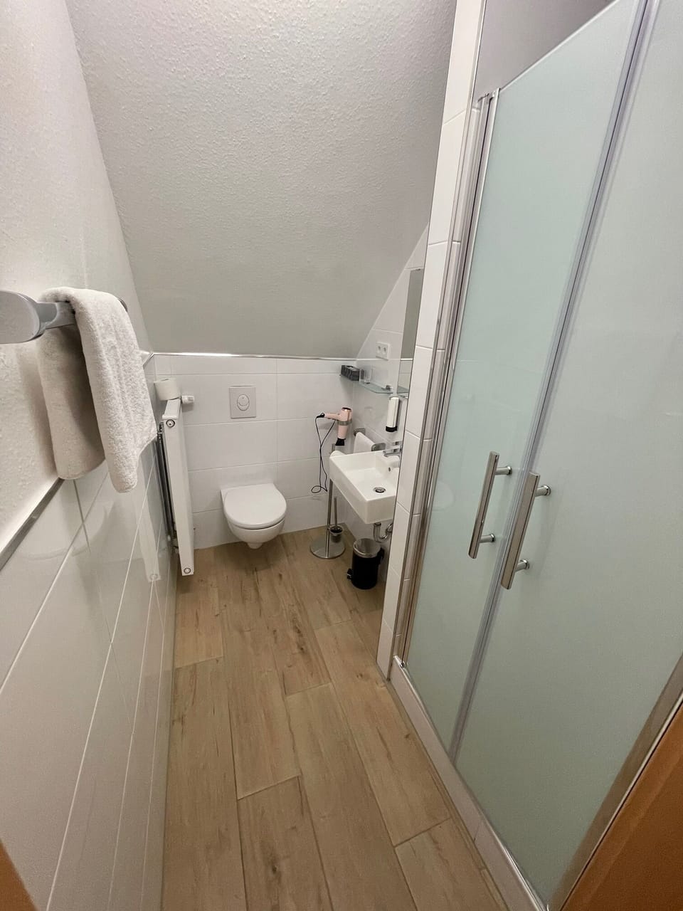 Comfort Single Room | Bathroom | Shower, free toiletries, hair dryer, towels
