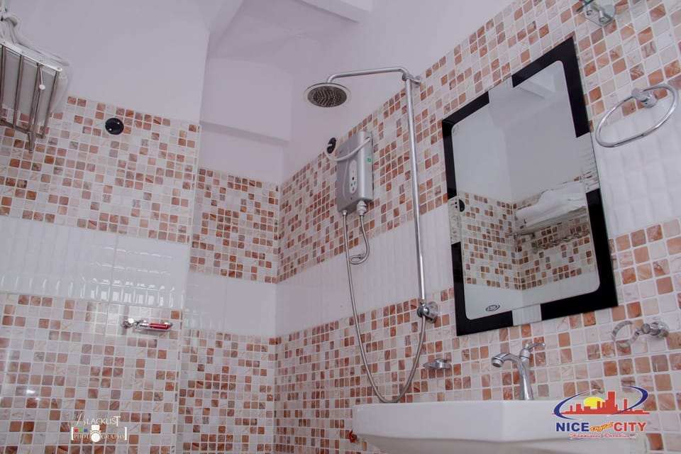 Combined shower/tub, towels