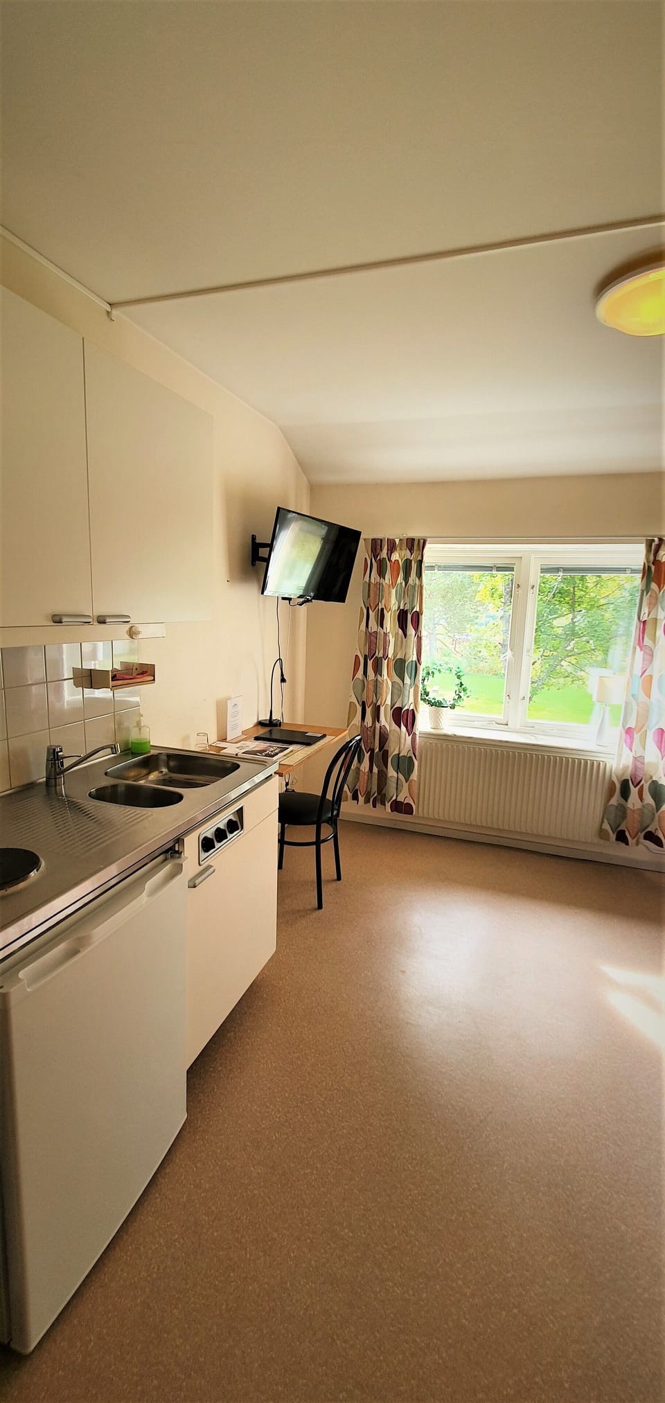 Standard Single Room | Desk, WiFi (free), individually decorated, bed sheets