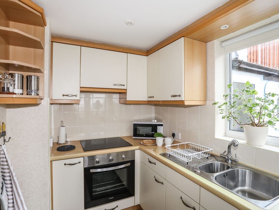 Cottage | Private kitchen | Fridge, microwave, electric kettle, toaster