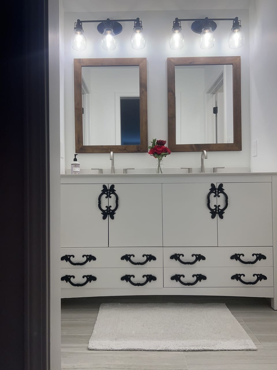 Upstairs, Double Queen en Suite bathroom with shower and large walk in closet