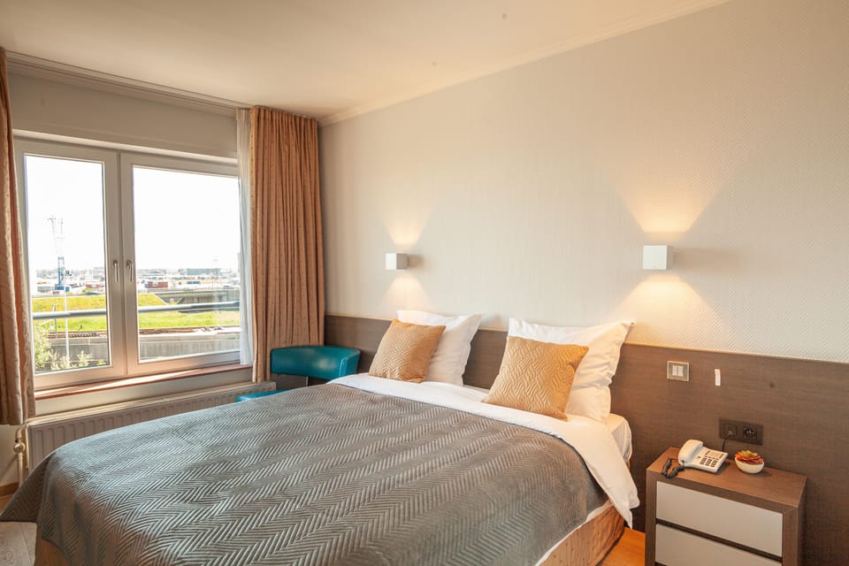 Classic Double Room | Living area | Flat-screen TV