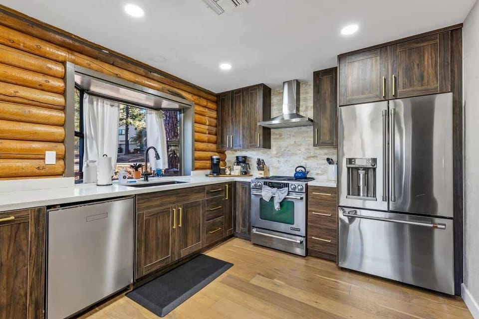Cook Your Favorite Meals in the Fully Equipped Kitchen 🍳