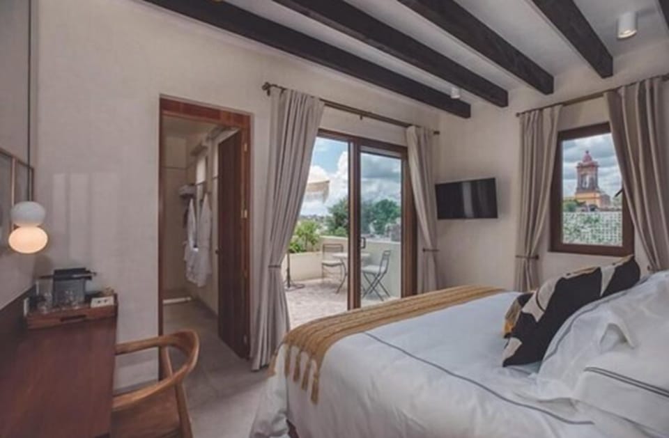 Presidential Studio Suite | Hypo-allergenic bedding, minibar, desk, laptop workspace