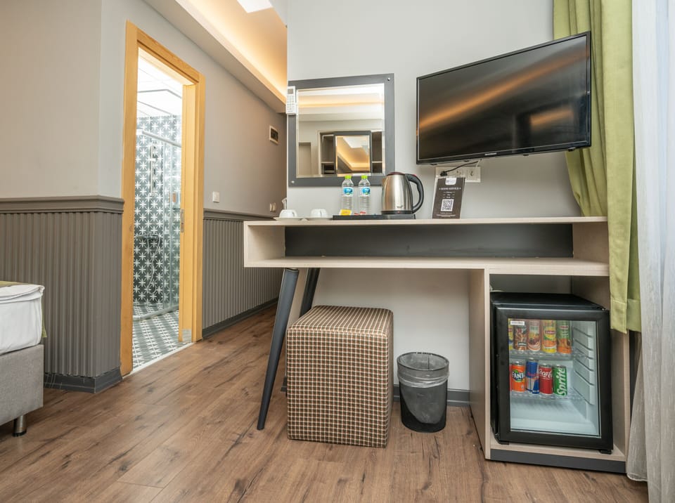 Deluxe Room, 1 Bedroom, City View | In-room safe, laptop workspace, blackout drapes, soundproofing