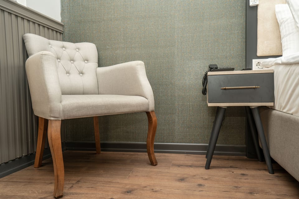 Standard Room, 1 King Bed | In-room safe, laptop workspace, blackout drapes, soundproofing