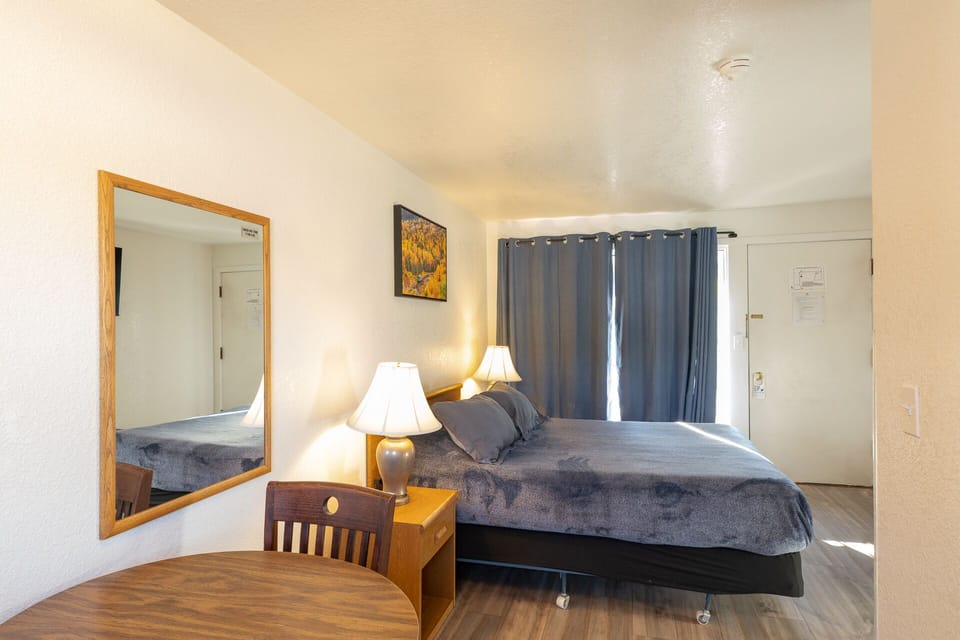 Room, 1 Bedroom, Non Smoking (1 King Bed) | Minibar, laptop workspace, blackout drapes, iron/ironing board