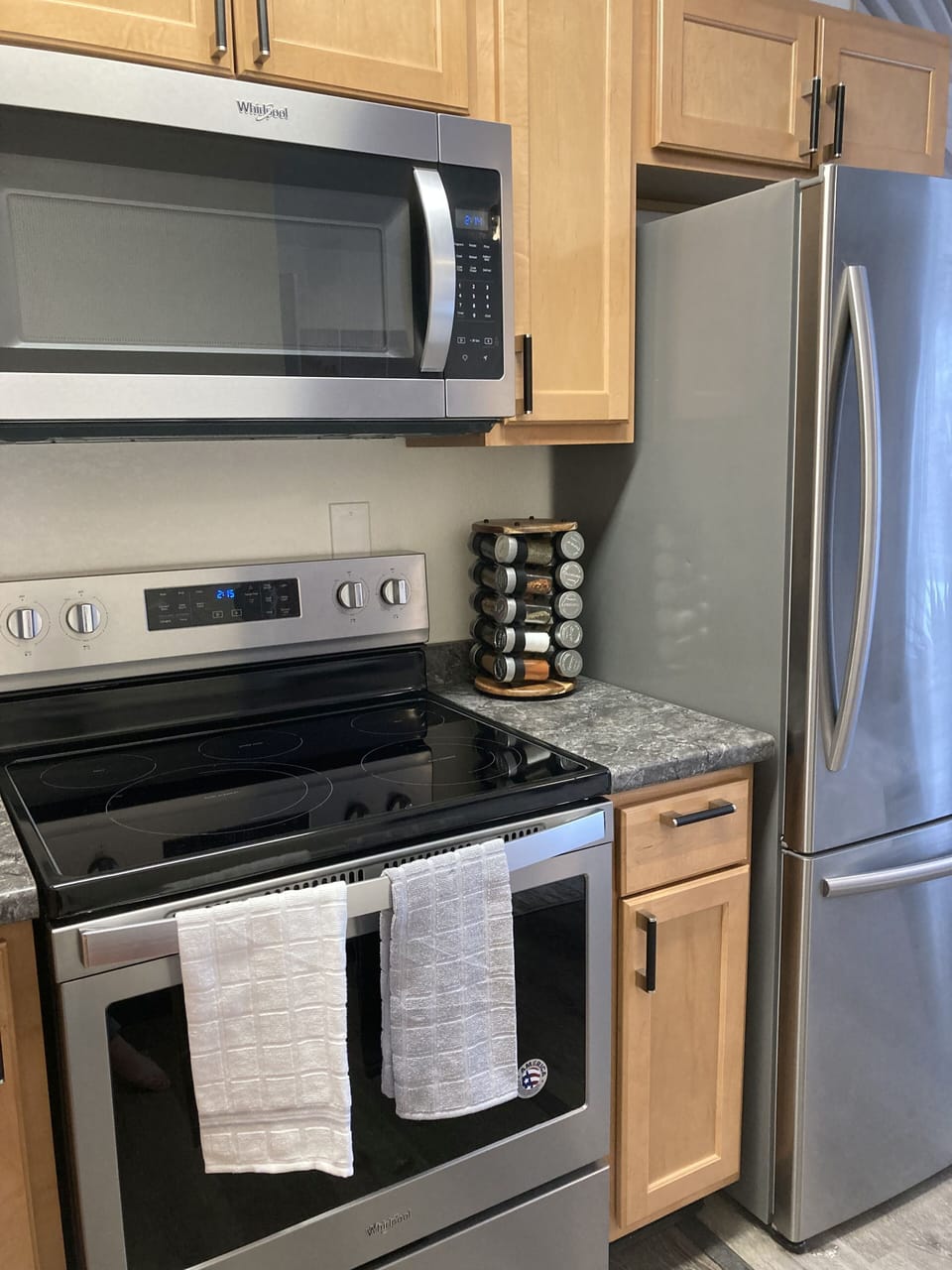 Full oven, microwave, range, fridge/freezer. 