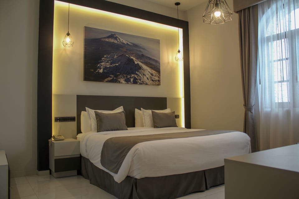 Junior Room | Egyptian cotton sheets, premium bedding, down comforters, pillowtop beds
