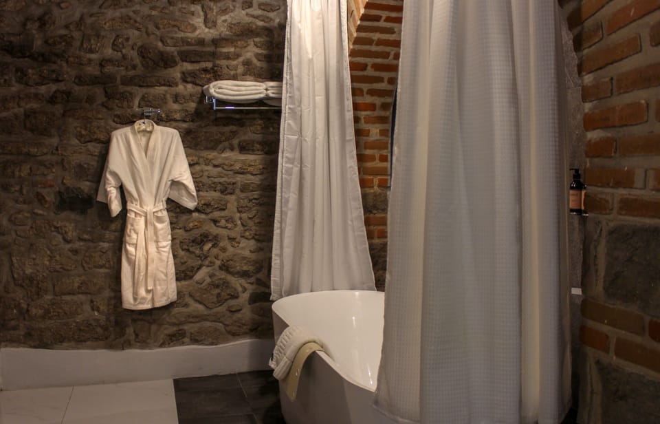 Luxury Room | Bathroom | Combined shower/tub, rainfall showerhead, free toiletries, hair dryer