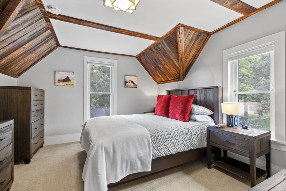 Bedroom 1 - King Bed (2)