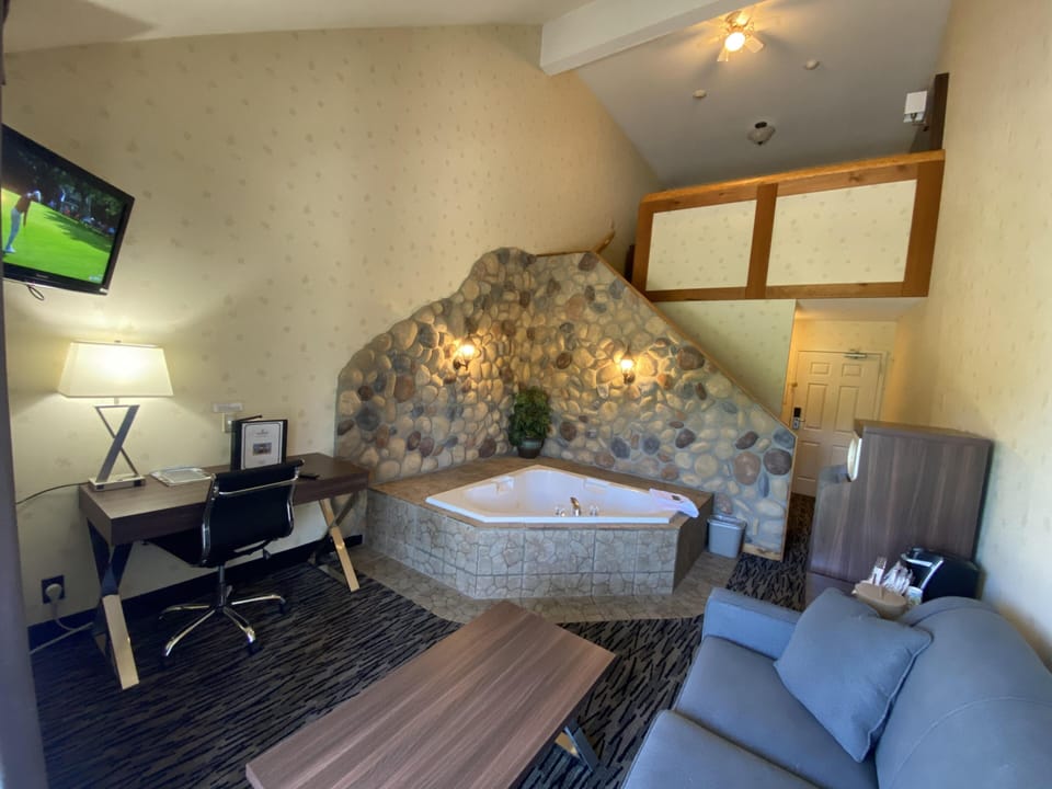 Jacuzzi Suite -1 King Bed image 4