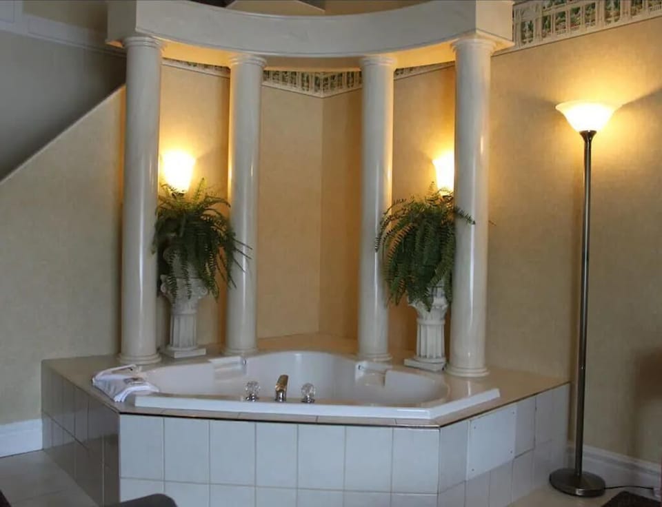 Jacuzzi Suite -1 King Bed image 3