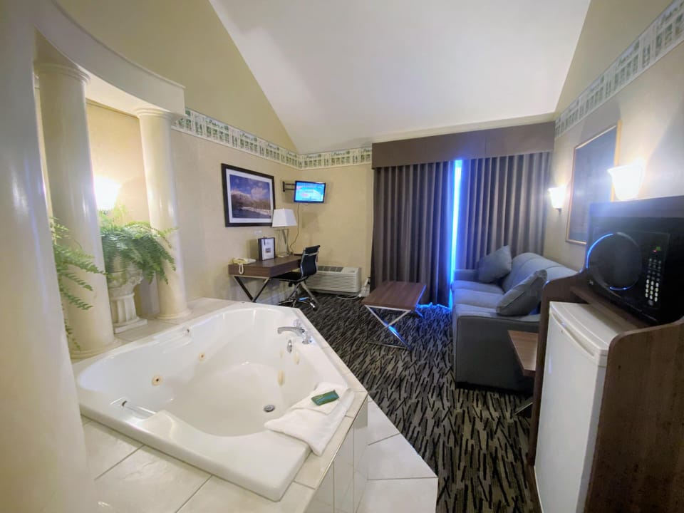 Jacuzzi Suite -1 King Bed image 9