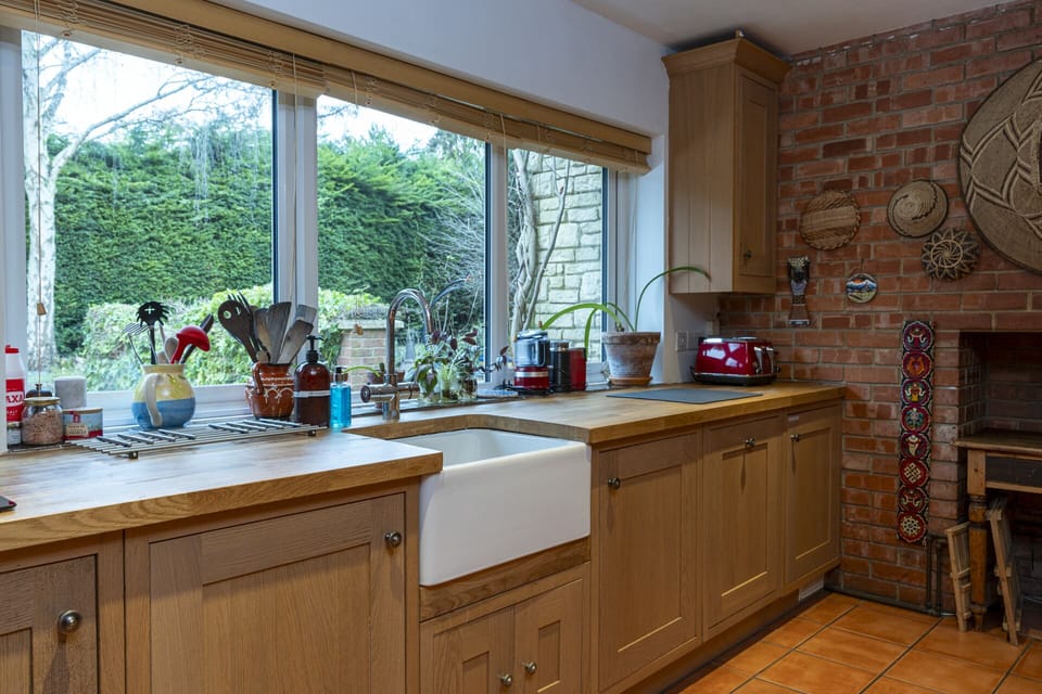 Full-size fridge, microwave, oven, stovetop
