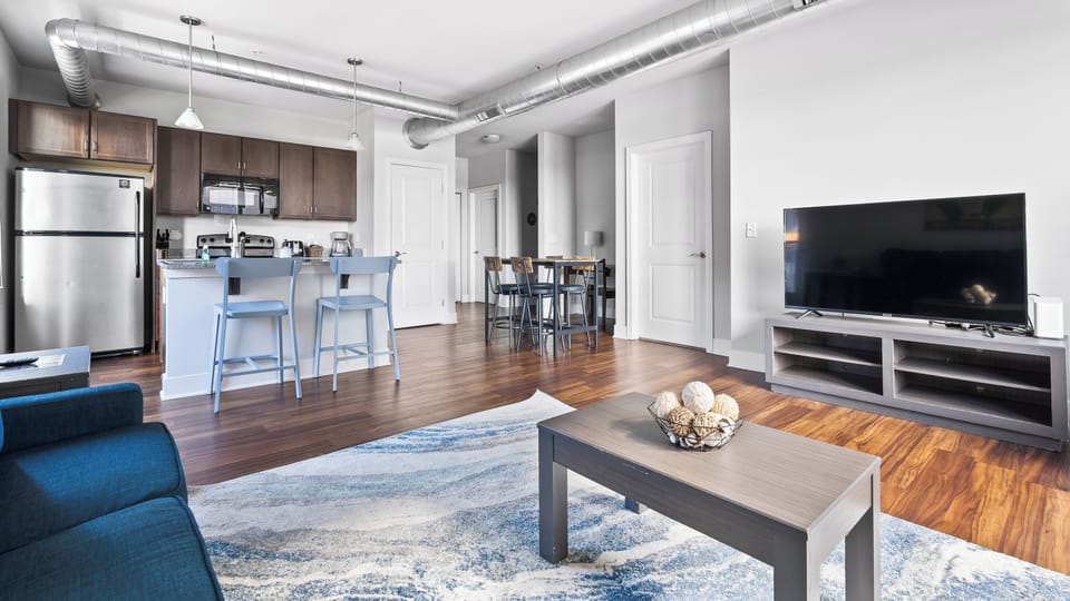 Deluxe Apartment | Living area | Flat-screen TV