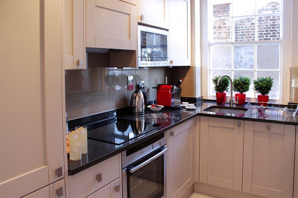 Fully equipped modern kitchen in London vacation rental