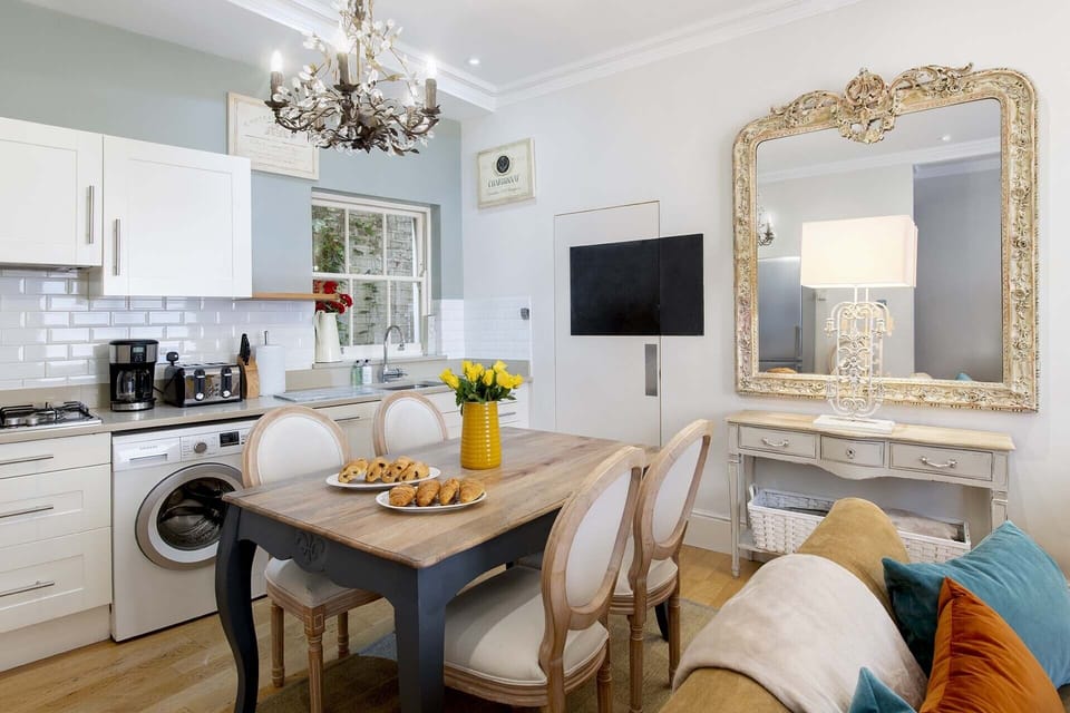 Fully equipped kitchen has eat-in dining area.