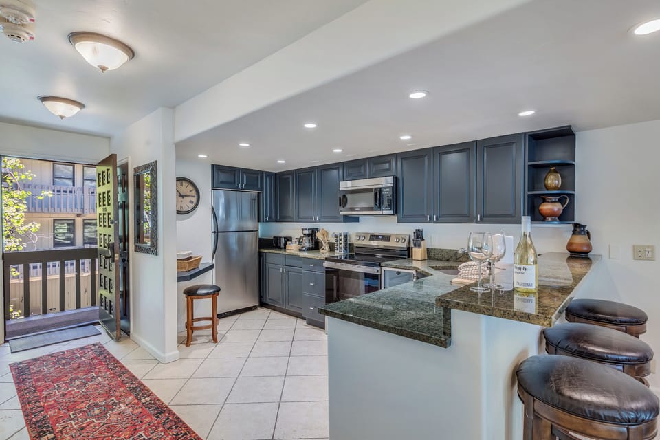 Full kitchen with bear seating