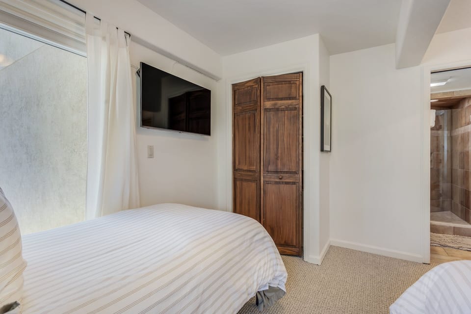 Second bedroom with two twin beds
