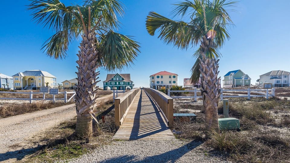 Private boardwalk to the Gulf for community members and guests, 3 minute walk from the house.