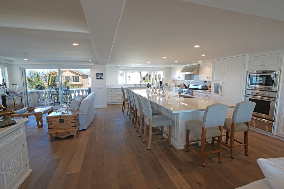 Beautiful island with seating for 8 with family room opposite and TV 