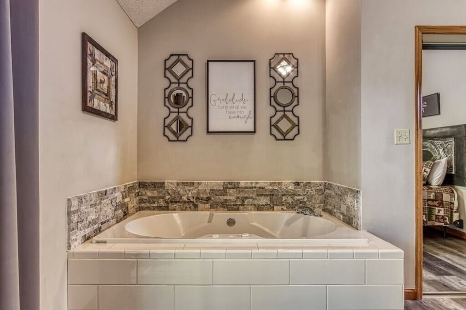 Foxes Den's jacuzzi tub