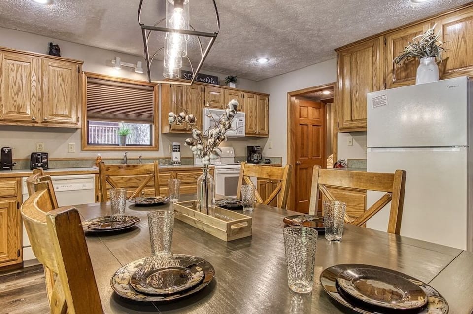 Foxes Den's inviting dining area