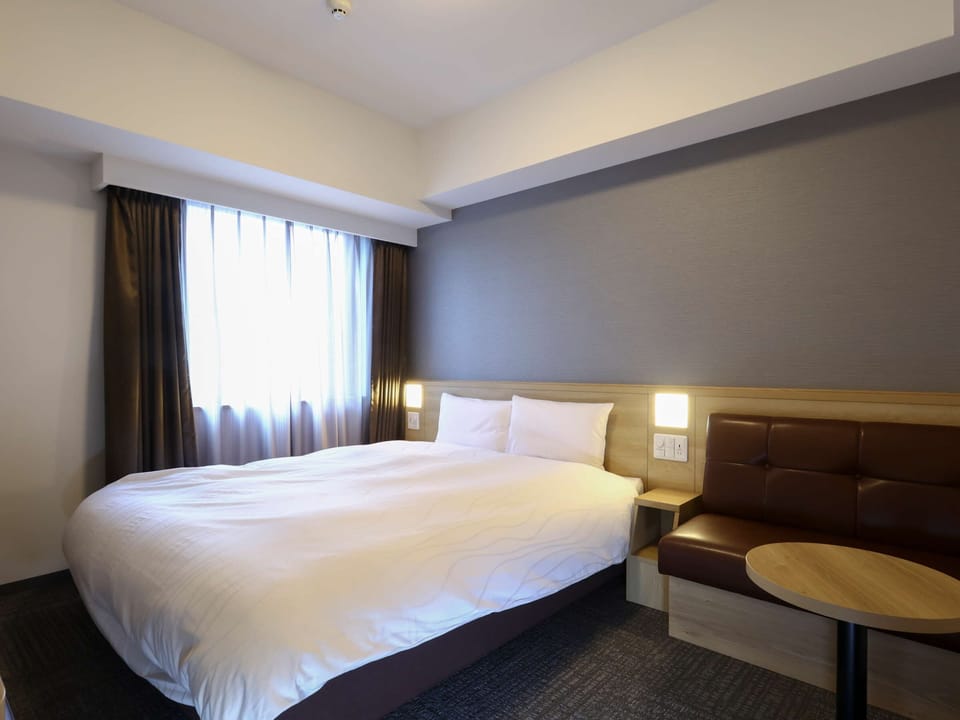 Desk, soundproofing, free WiFi, bed sheets