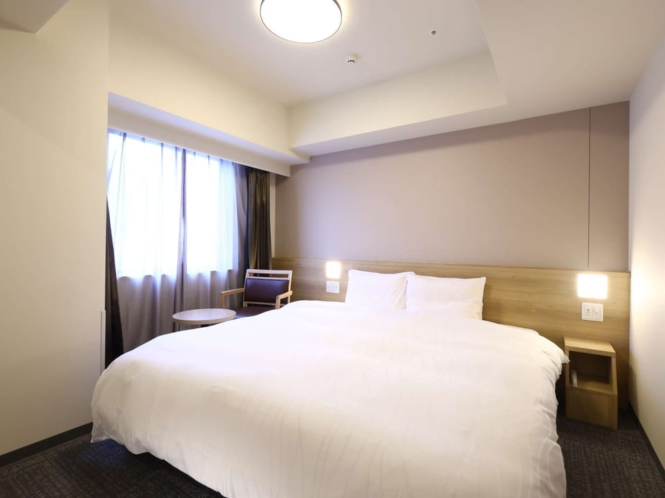 Desk, soundproofing, free WiFi, bed sheets