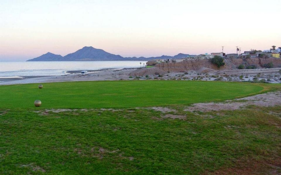 This par-72 course designed by Brad Benz opened in 2005 .