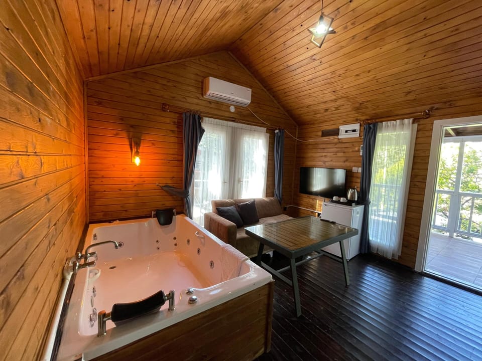 Bungalow No 9 with Jacuzzi | Hypo-allergenic bedding, minibar, soundproofing, iron/ironing board