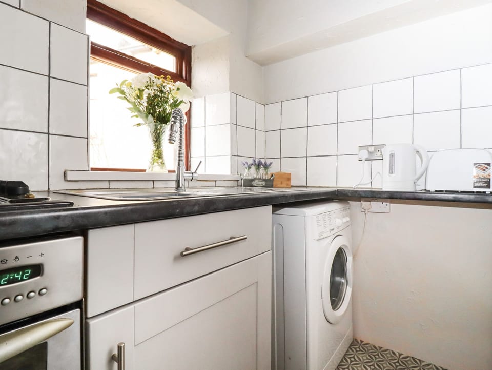 Cottage | Private kitchen | Fridge, microwave, electric kettle, toaster