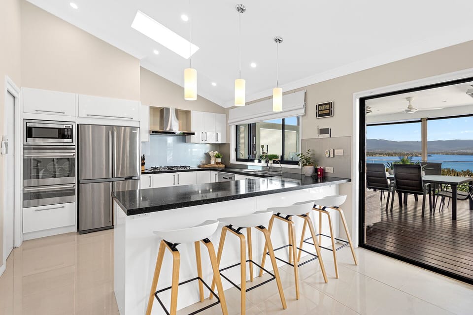 Kitchen and Breakfast Bar