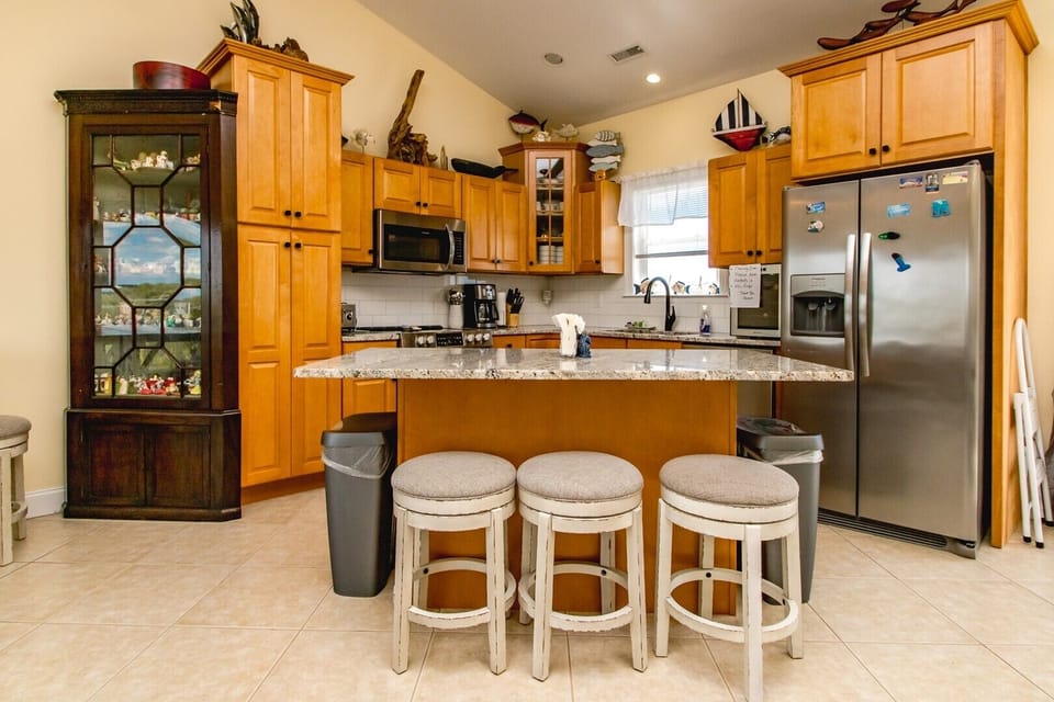 Kitchen with Eat-In Seating