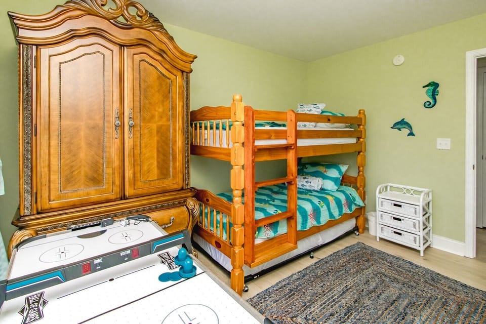 1st Floor Middle Bunk Room II