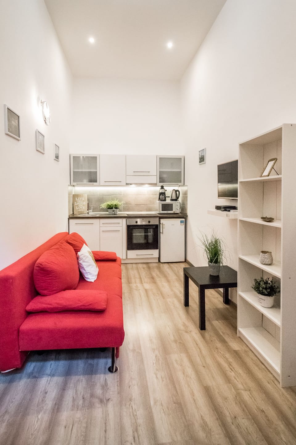 Junior Apartment | Living area | 32-inch LED TV with digital channels, TV