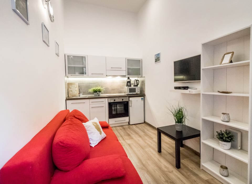 Junior Apartment | Living area | 32-inch LED TV with digital channels, TV