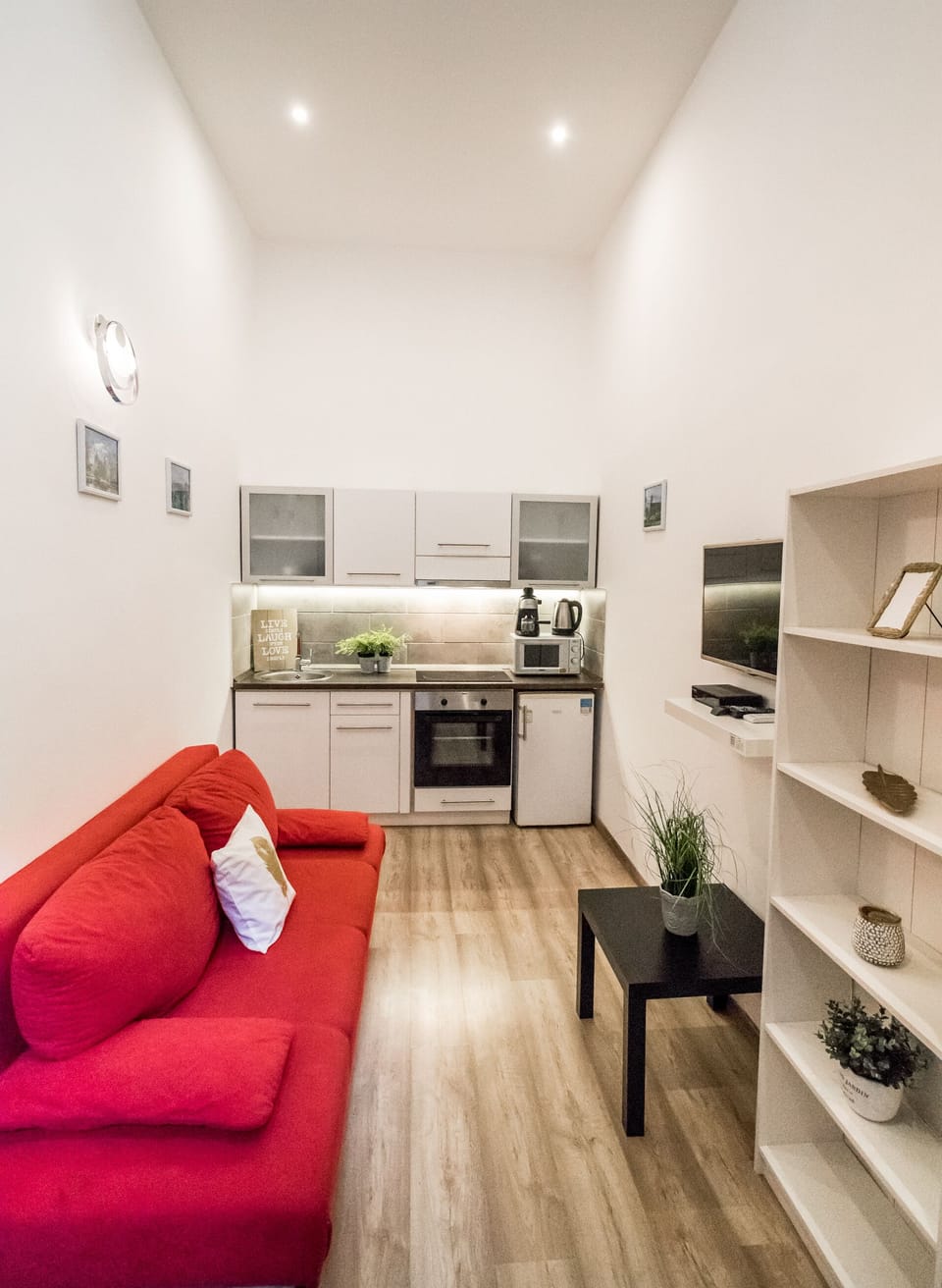 Junior Apartment | Living area | 32-inch LED TV with digital channels, TV