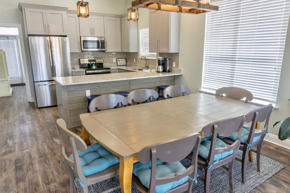 Open Concept Dining Area & Kitchen