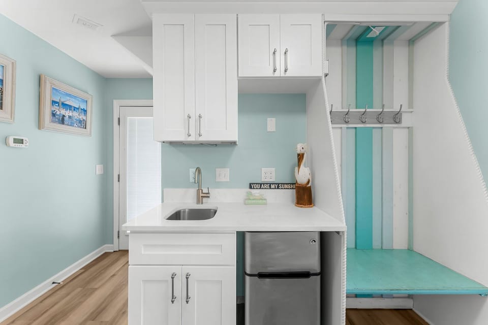 Side & Front Entryway, Mini Bar 