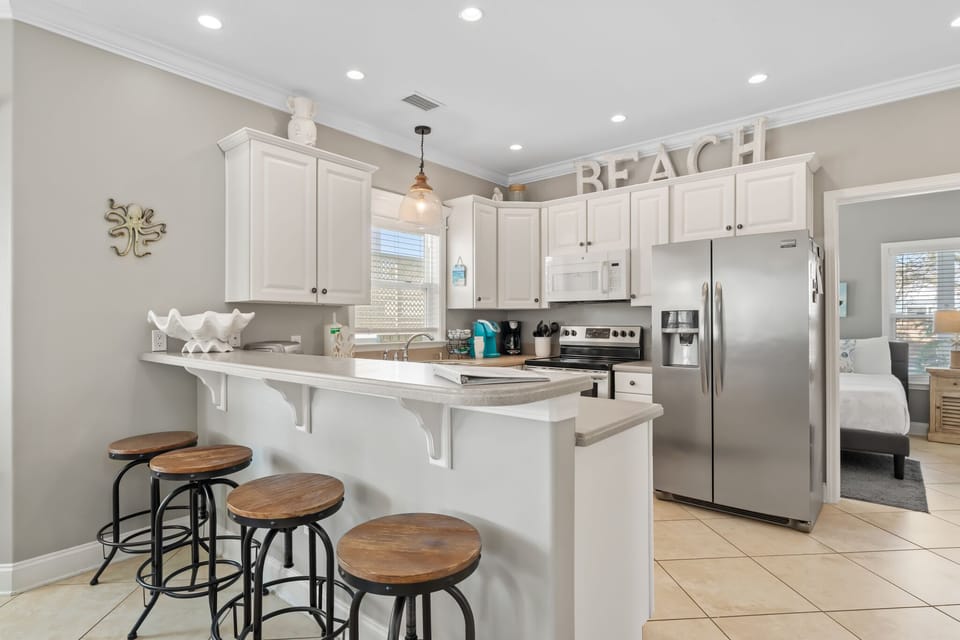 Breakfast Bar and Kitchen