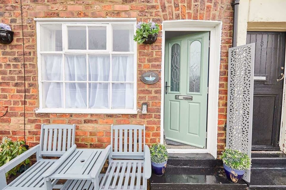 Harbour Mist Cottage, Whitby - Host & Stay